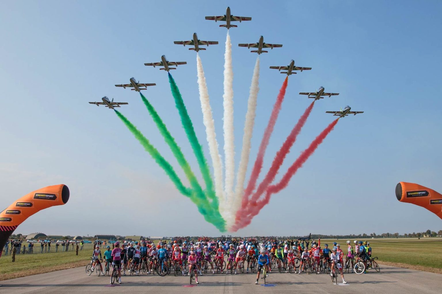 Le Frecce tricolori sull'Altare della Patria per il 25 aprile Club